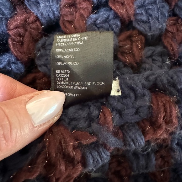 Floreat for Anthropologie Blue & Burgundy 
Crochet Infinity Scarf. - Picture 10 of 11